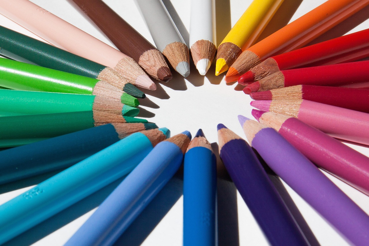 Colored pencil tips arranged in a bright circle